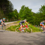 Ciclisti in curva