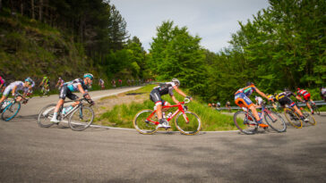Ciclisti in curva