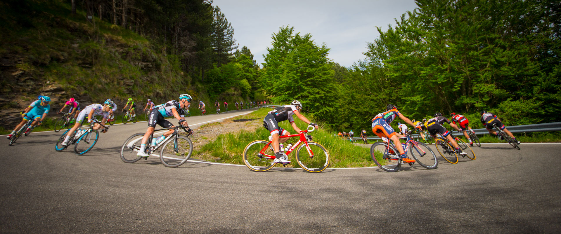 Ciclisti in curva