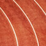 uomo che corre pista di atletica