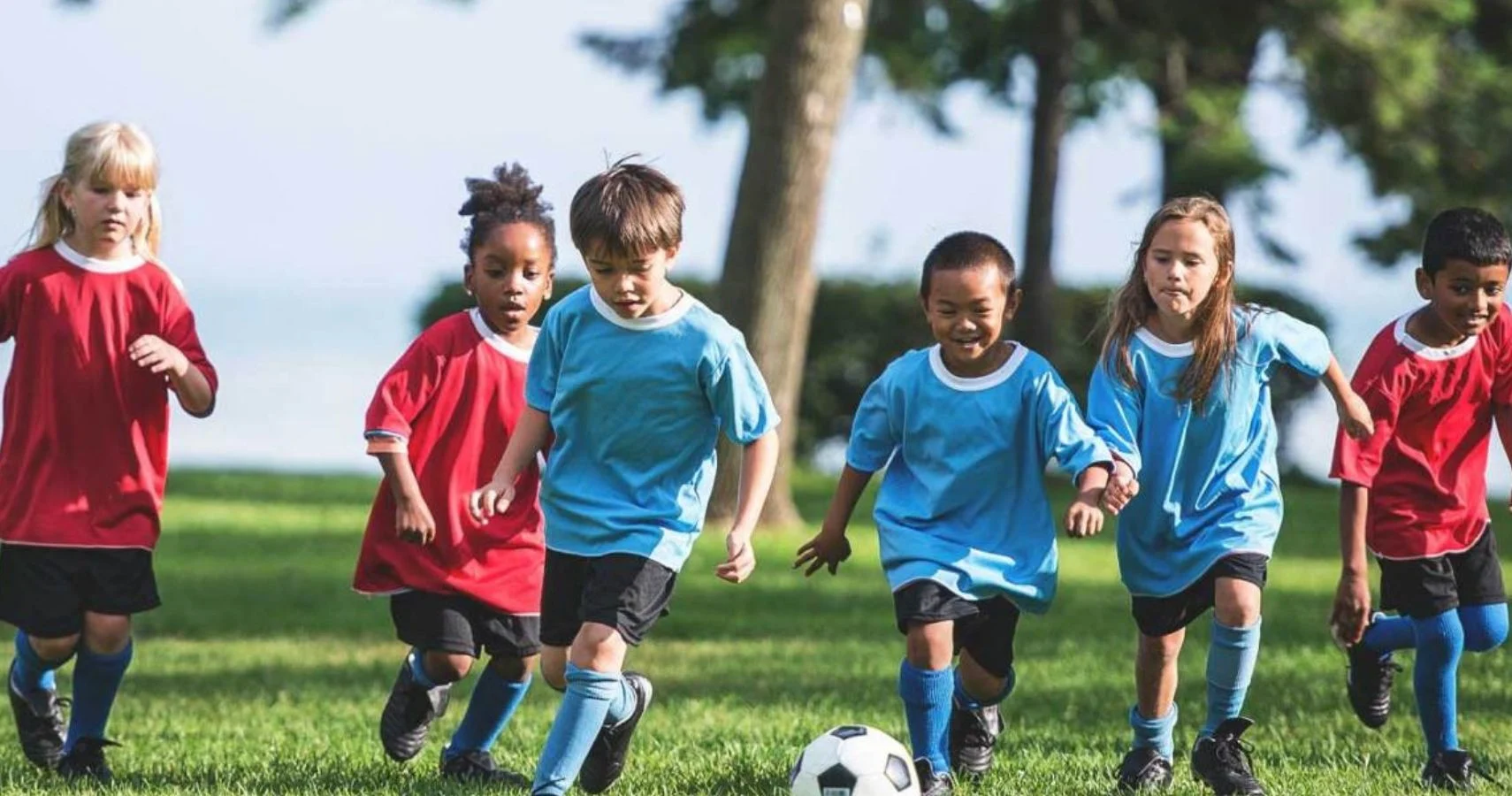 Children do sports. Дети играют в футбол. Дети играющие в футбол. Спортивные дети. Детские игры футбол.
