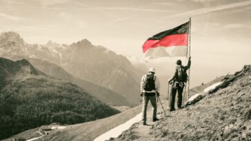 alpinisti con bandiera della Germania